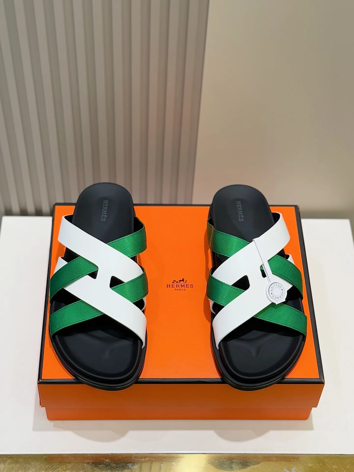 Batch 280 Hermes men's Kazimir slippers - top quality woven calfskin functional sandals, with interwoven uppers inspired by the "H" iconic pattern to create a casual look, perfect for summer. Imported cowhide + cowhide lining + rubber outsole Size: 38-44 (.45.46 customized)
